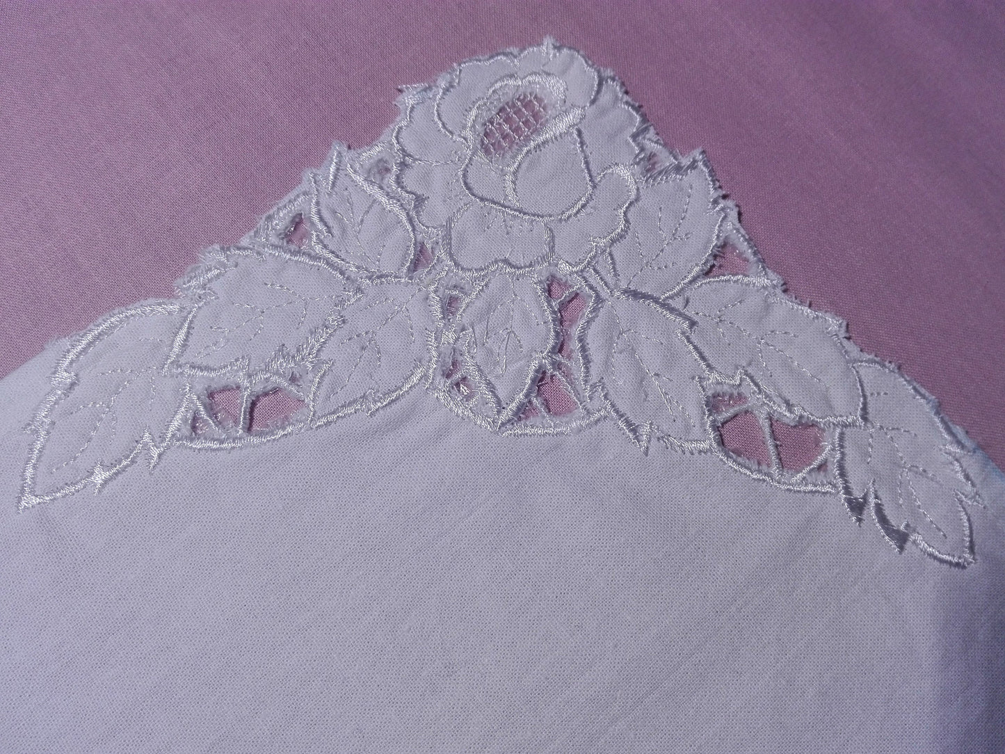 Richelieu rose corner. Machine embroidery design