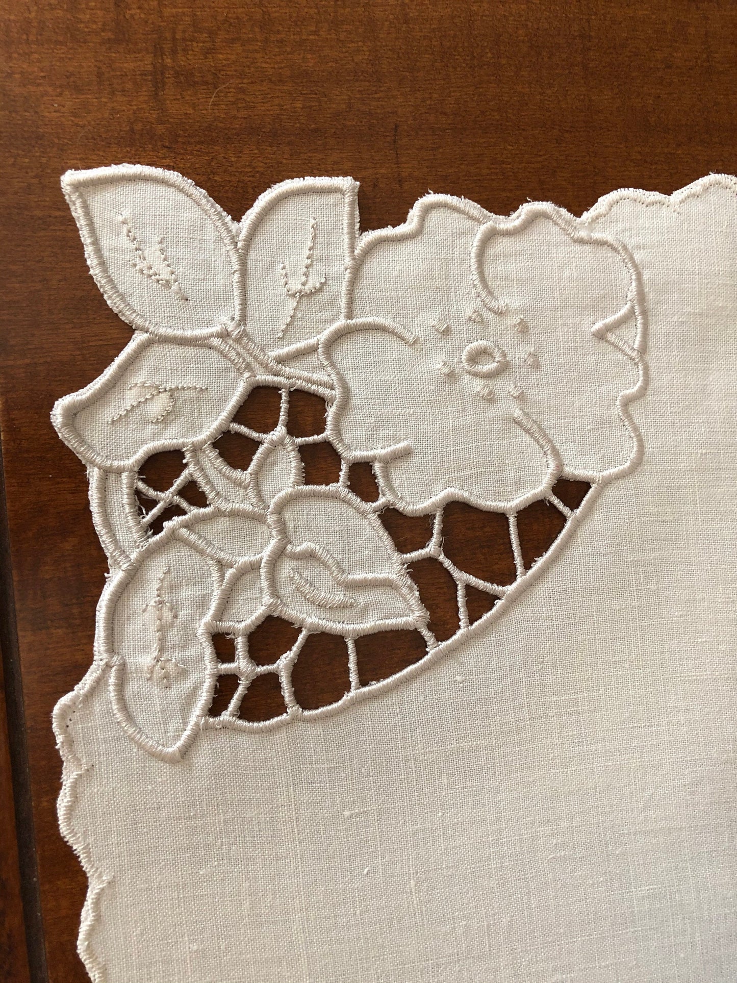 Richelieu cutwork corner. Machine embroidery design