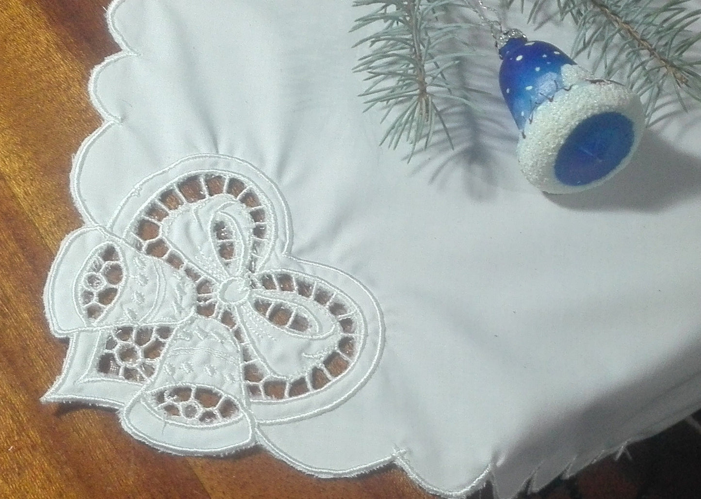 Christmas ornament. Christmas bell richelieu corner. Machine embroidery design