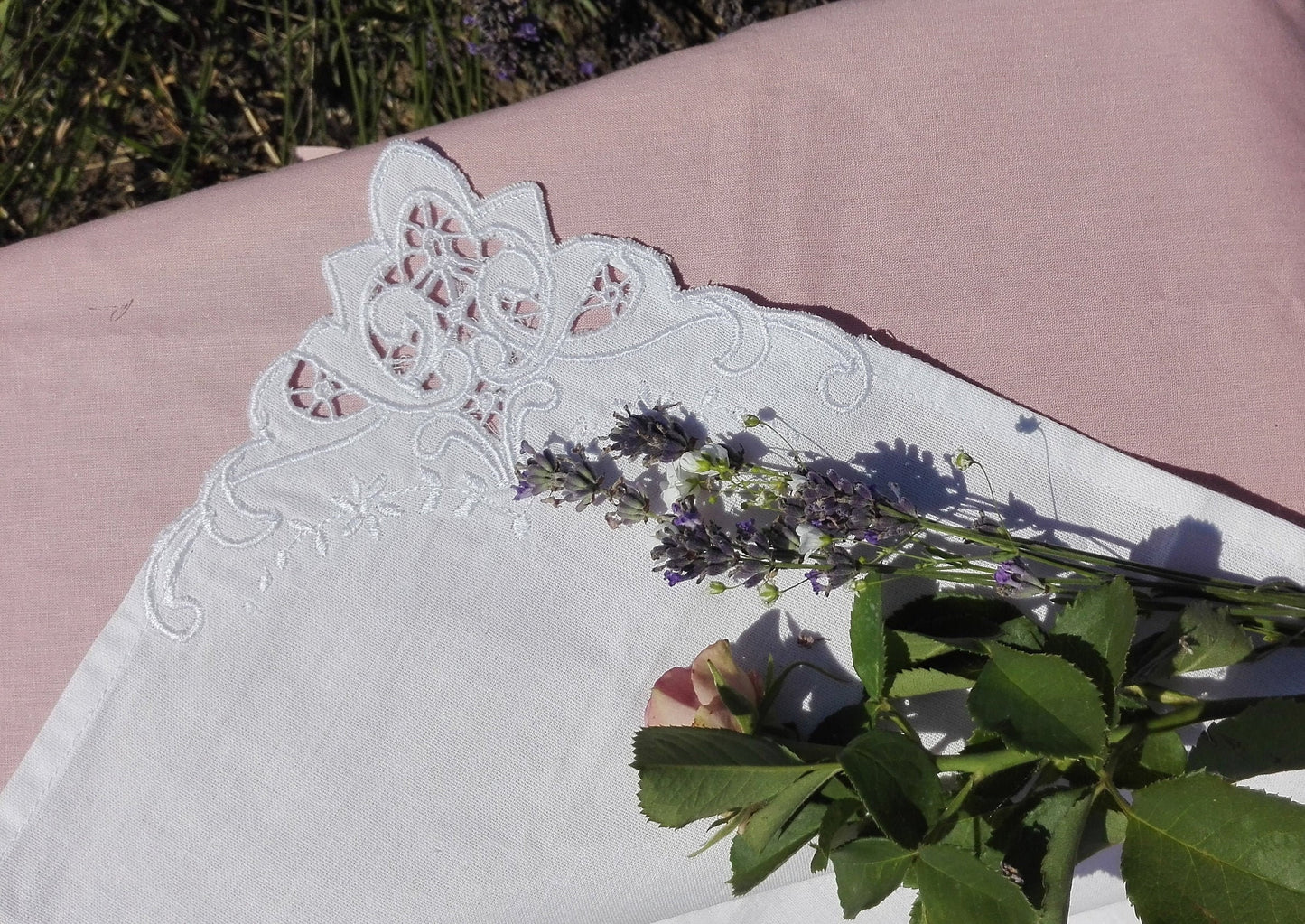 Richelieu cutwork corner. Machine embroidery design. Hoop size: 4x4; 5x7; 8x12