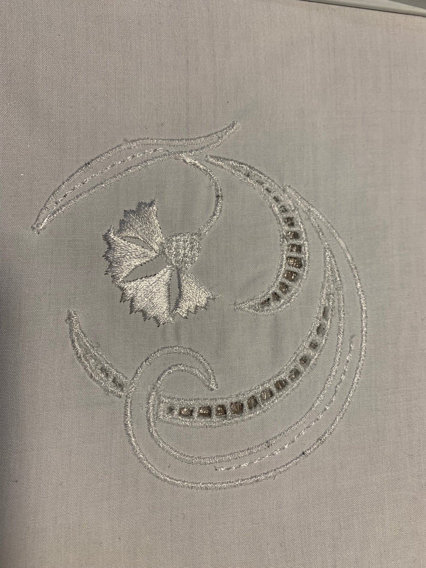 Cutworc machine embroidery. Carnation