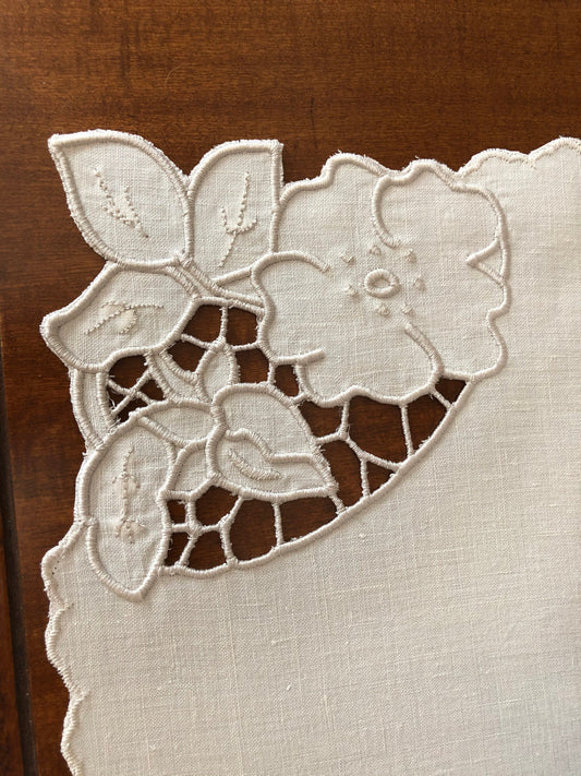 Richelieu cutwork corner. Machine embroidery design