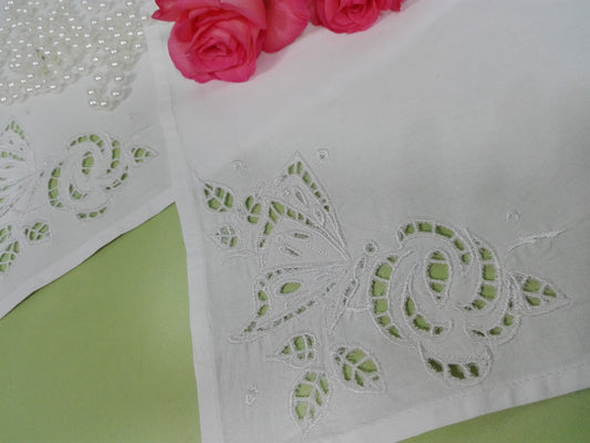 Richelieu cutwork corner. Butterfly on flower cutwork. Machine embroidery design